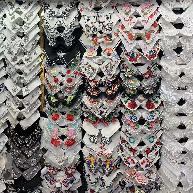 Wie kann ein falscher Spitzenkragen alltägliche Outfits verändern?