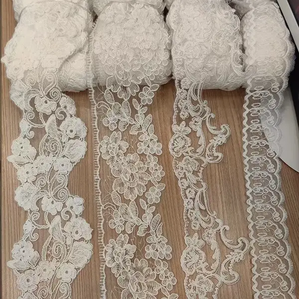 Mode und exquisite Maschenpolyester bestickte Spitze für Frauenkleidung
